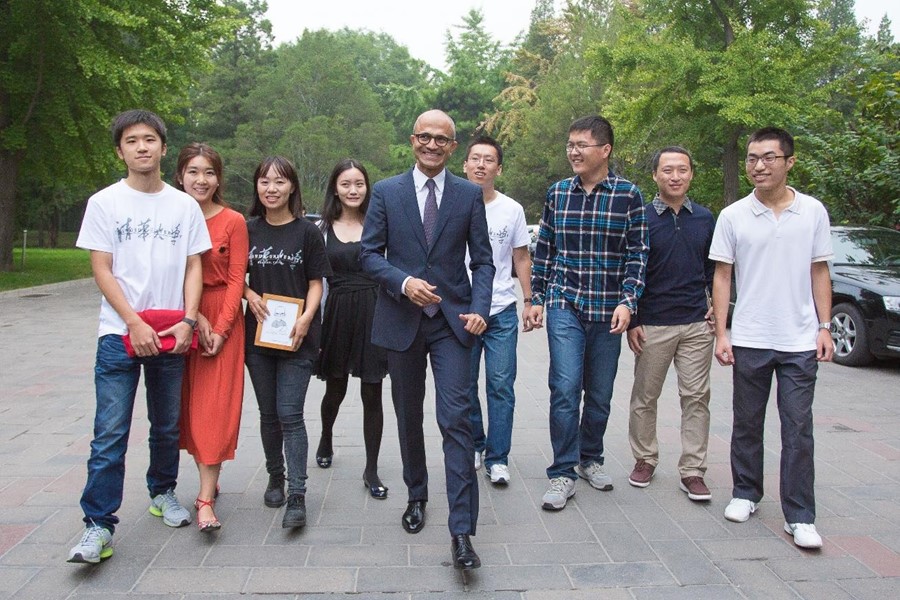 2014 年，微软全球 CEO 萨提亚 · 纳德拉访问清华大学