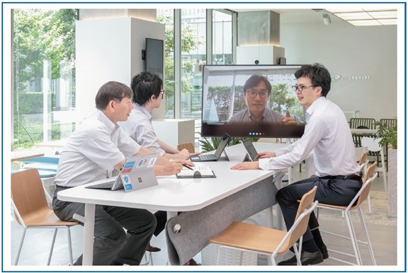 在 NTT COMWARE 位于日本品川区的办公楼内，员工利用 Surface Hub 2S 进行远程面试