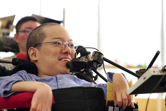 在日本北海道医疗中心， 新井海斗等数十位残障人士通过微软 Xbox 无障碍控制器享受游戏乐趣