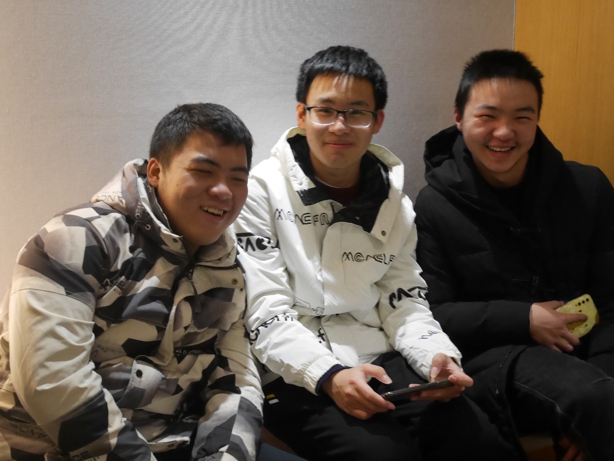 三位参与“数字技能赋能”项目学生的合影（从左到右：殷俊杰、曹文斌、邓剑华）