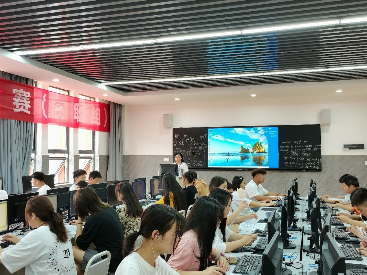 姜兴羚老师正在为“数字技能赋能”项目的学生上课