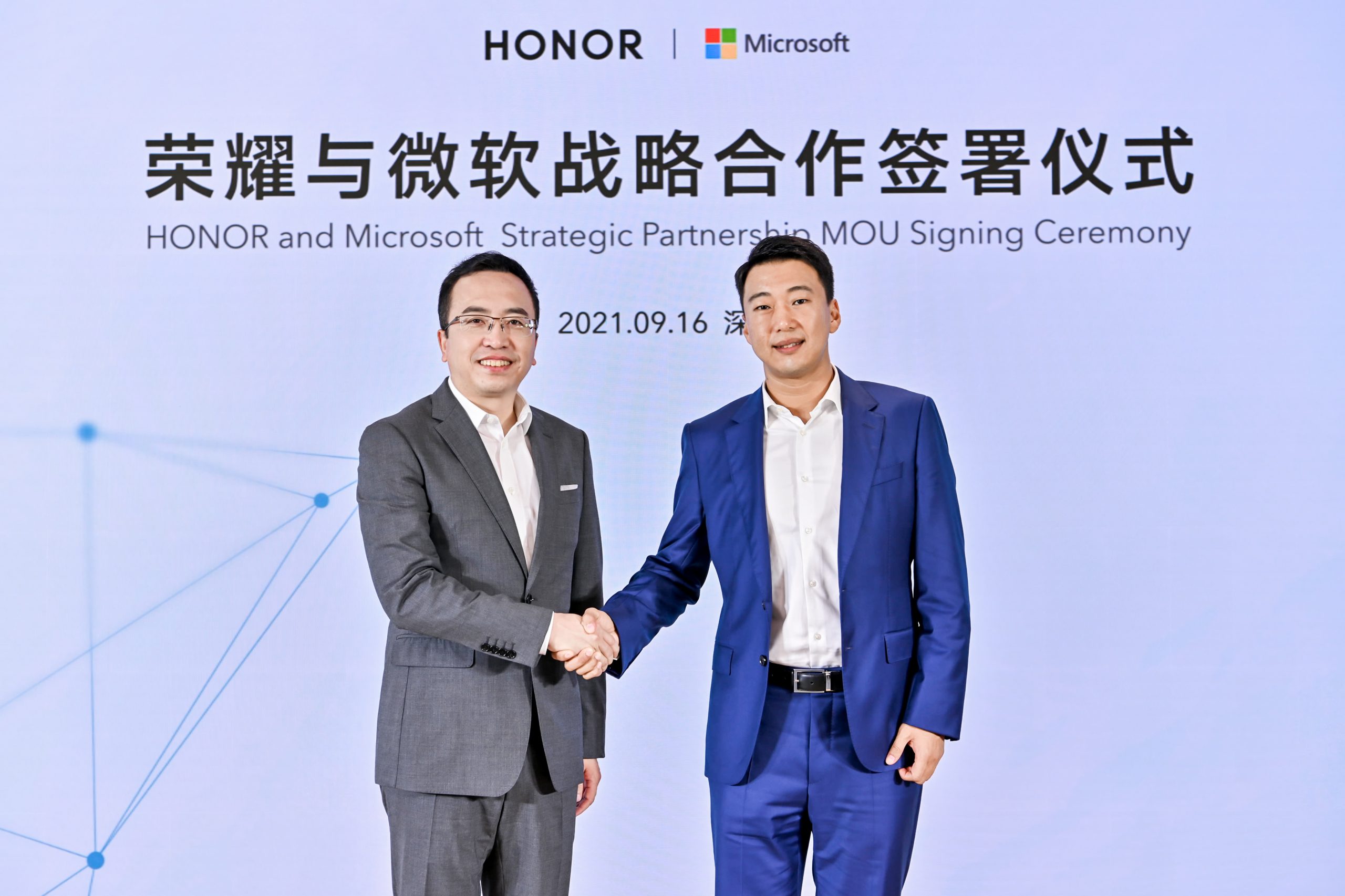 图为荣耀 CEO 赵明（左）与微软全球资深副总裁，微软大中华区董事长兼首席执行官侯阳博士（右）