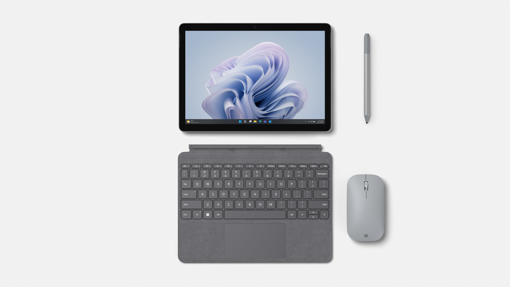 Surface Laptop Go 3 -tietokone, tietokoneen hiiri ja tietokoneen kynä.