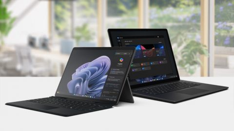 Kaksi Surface-tietokonetta vieretysten pöydällä.