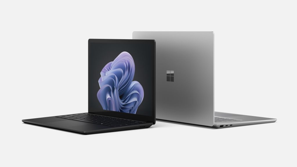 Surface Laptop 6 for Business, kaksi konetta vastakkain, toinen musta ja toinen hopea.