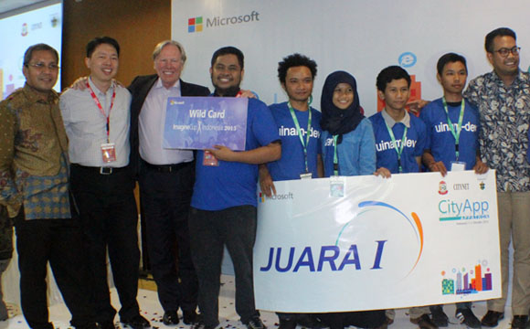 Tim UIN Alauddin Makassar, juara pertama Makassar CityApp Appathon berfoto bersama Walikota Makassar dan perwakilan Microsoft Asia Pasifik