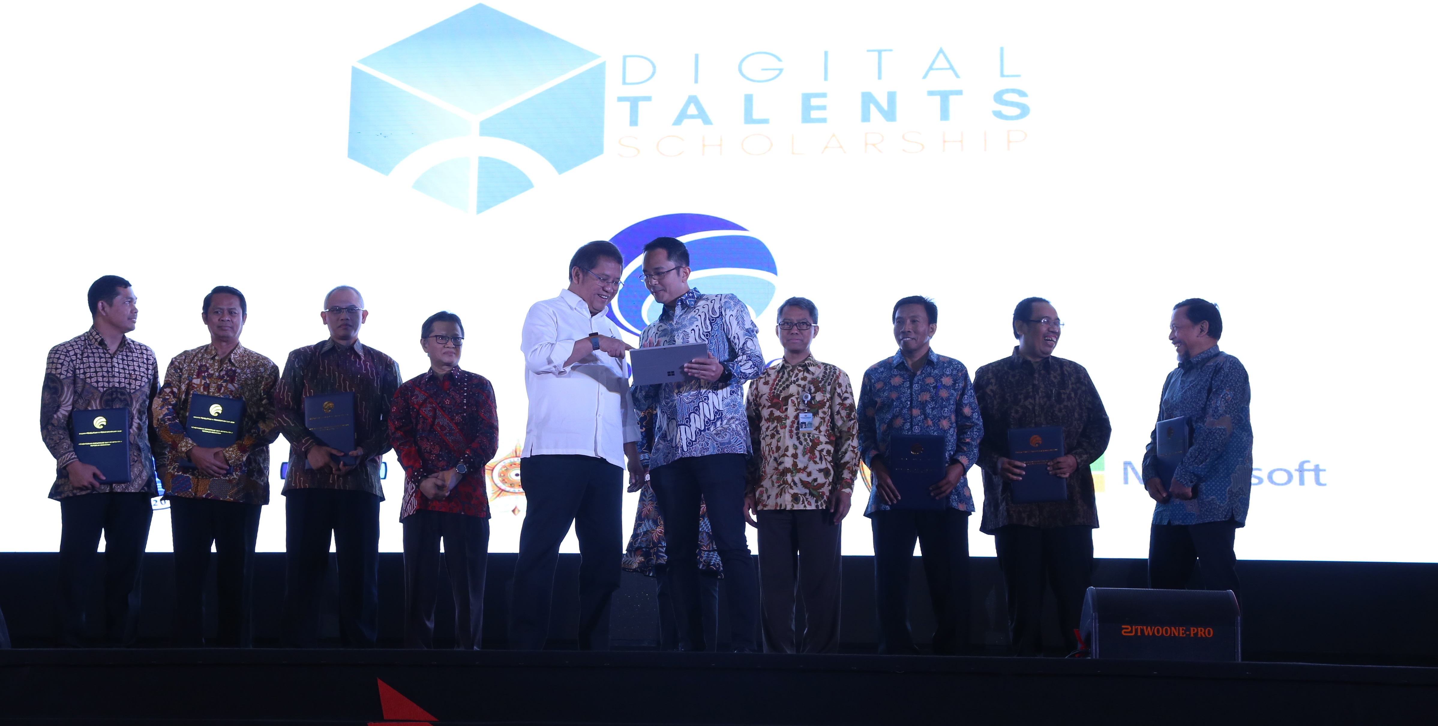 Rudiantara, Menteri Komunikasi dan Informatika Republik Indonesia bersama Haris Izmee, Direktur Utama Microsoft Indonesia pada saat seremoni yang menandai sinergisme multisektoral untuk mencapai generasi muda Indonesia cakap digital yang berdaya saing