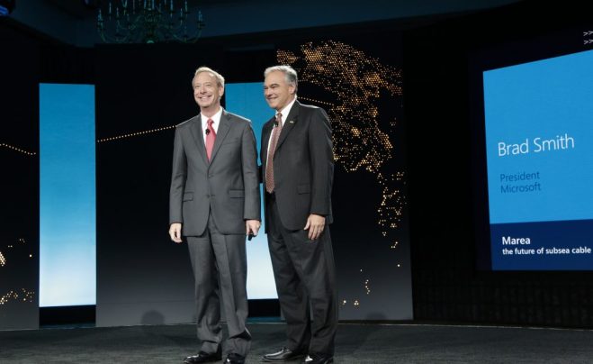 Брэд Смит, исполнительный вице-президент Microsoft, и сенатор Тим Кейн в Вирджинии.