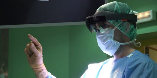 Хирург смотрит через очки Microsoft HoloLens