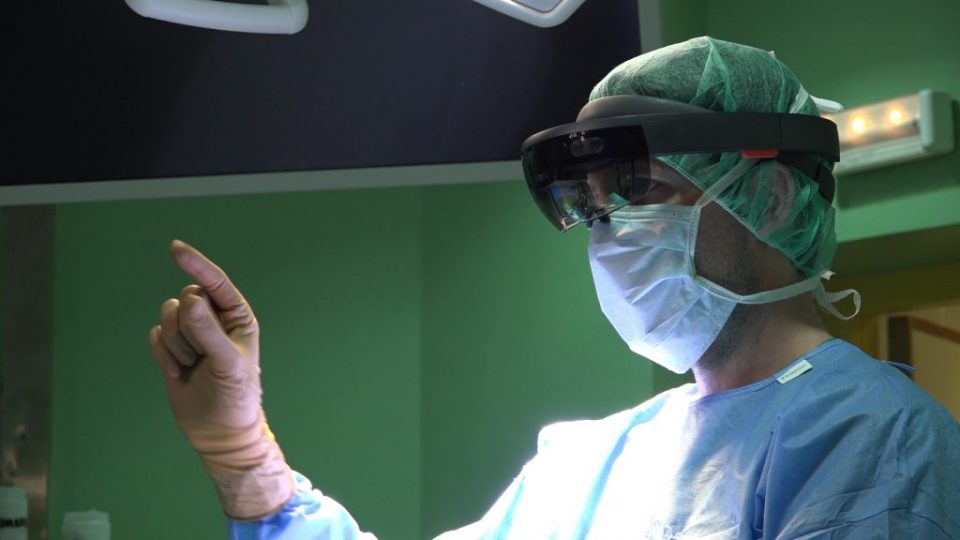 Хирург смотрит через очки Microsoft HoloLens