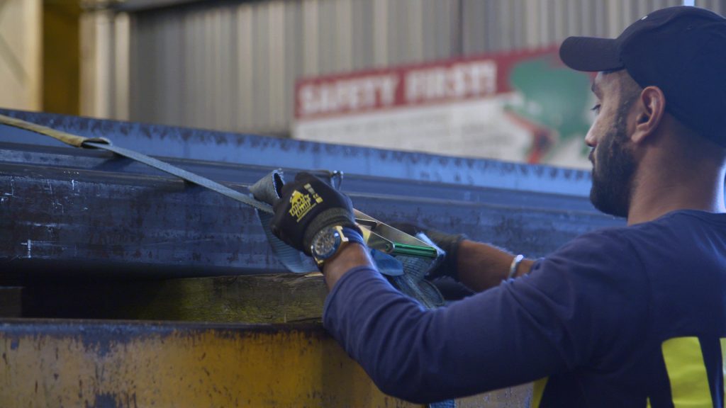 Сотрудник компании Vulcan Steel Бэйнс Гурприт крепит груз для отправки заказчику.