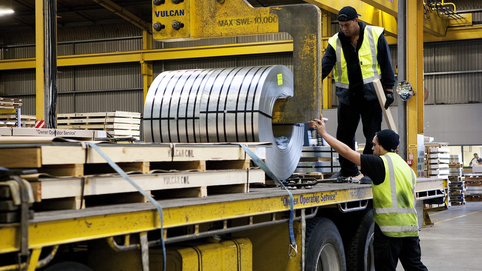 При погрузке и доставке заказов сотрудникам Vulcan Steel необходимо учитывать множество факторов.
