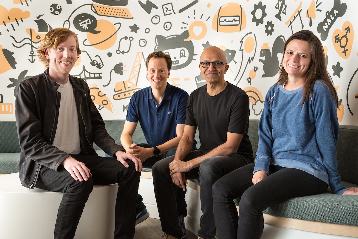 Крис Ванстрат, CEO и сооснователь GitHub, вице-президент Microsoft Нэт Фридман, Сатья Наделла, CEO Microsoft, и Эми Худ, CFO Microsoft.