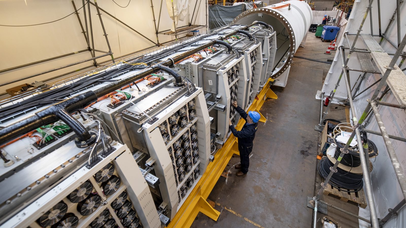 Инженеры проверяют сервера и систему охлаждения Project Natick на базе Naval Group во Франции. ЦОД имеет примерно те же размеры, что и стандартный грузовой контейнер. Фото: Франк Бетермин.