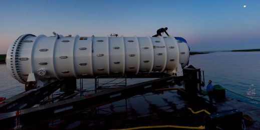 Технические специалисты подготавливают ЦОД Project Natick к установке на дне около шотландских Оркнейских островов. Фото: Скотт Эклунд/Red Box Pictures.