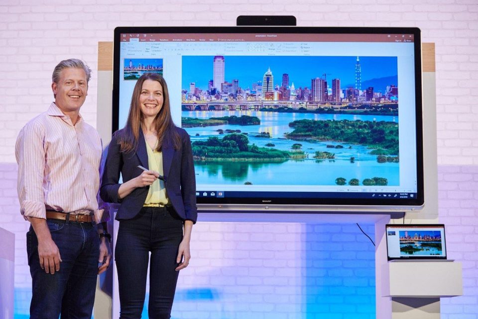 Ник Паркер, вице-президент Microsoft, Consumer and Device Sales, и Роанна Сонс, вице-президент Microsoft, Platforms, на Computex 2018