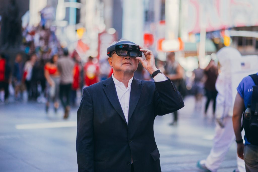 Мел Чин испытывает Microsoft HoloLens на Таймс-сквер. (Фото: Виктор Кастро)