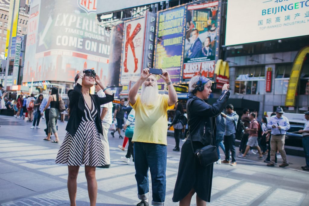 Посетители Таймс-сквер используют устройства Microsoft HoloLens и смартфоны, чтобы увидеть инсталляцию Unmoored. (Фото: Виктор Кастро)