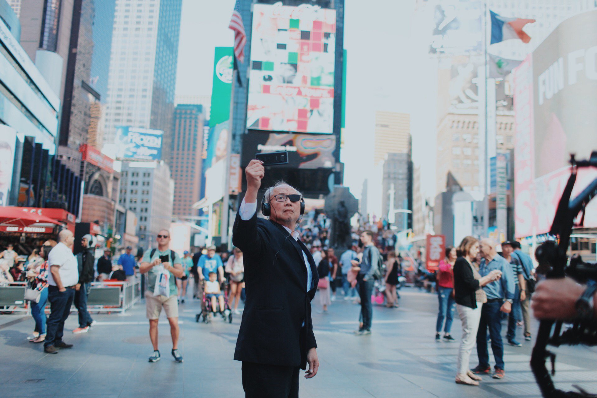 Мел Чин стоит на Таймс-сквер и демонстрирует дополненную реальность Unmoored с помощью смартфона. (Фото: Виктор Кастро)