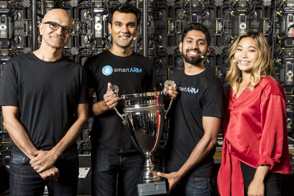 Сатья Наделла и команда smartARM, которая стала победителем финала международного конкурса студенческих проектов Microsoft Imagine Cup 2018