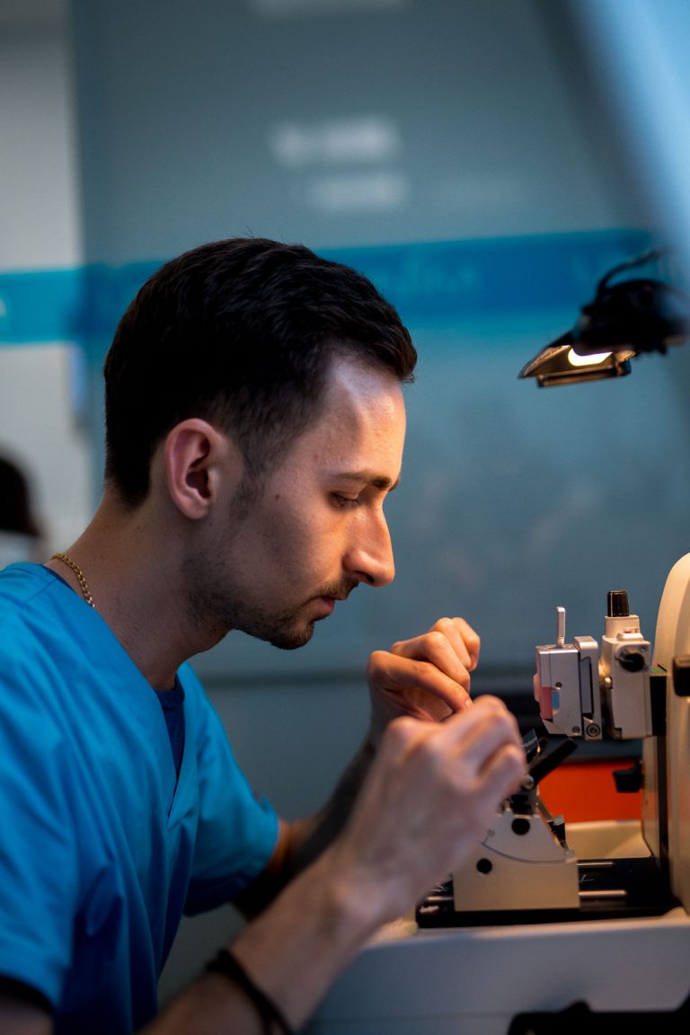 Лаборант нарезает препараты на микротоме. Фото – Даниил Примак.