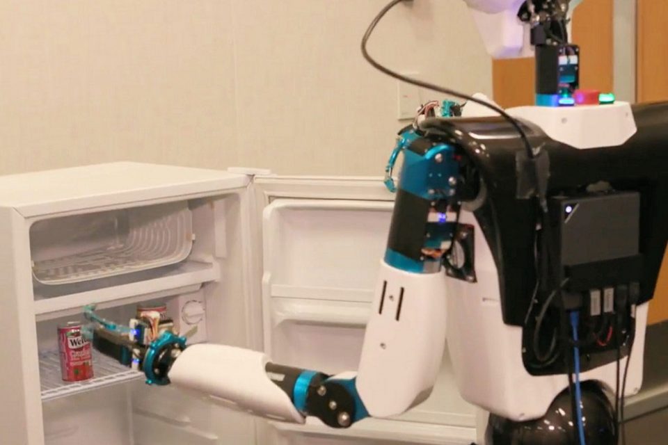 Созданный в Microsoft робот достает напитки из холодильника