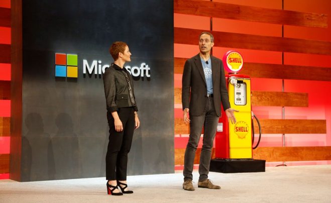 Джулия Уайт, корпоративный вице-президент, Azure, и Юрий Себрегтс, CTO, Shell Global, на Microsoft Ignite 2018