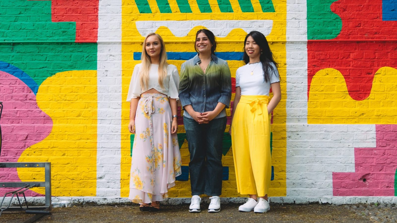 Cтудентки Лондонского колледжа моды (слева направо) Салли Томпсон, Хана Хусейн и Шармейн Чиайи Леон, создавшие приложение-помощника по стилю под названием Janet.