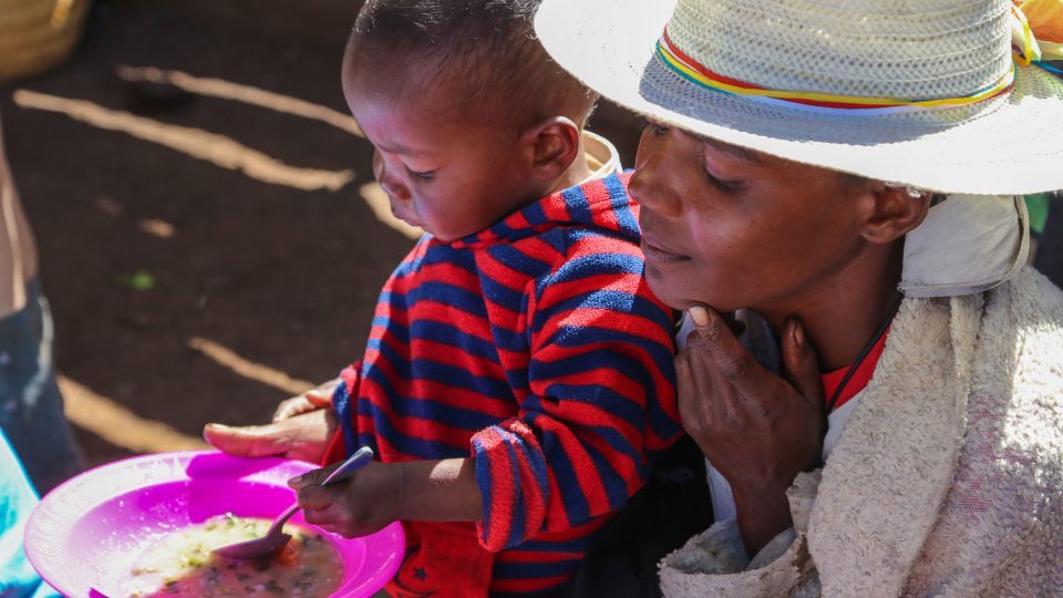 молодая мать с ребенком пришла в сельский центр поддержки Мадагаскаре для участия в дискуссии о питании детей и получении знаний о диетах. Фото: Mohamad Al-Arief/The World Bank.