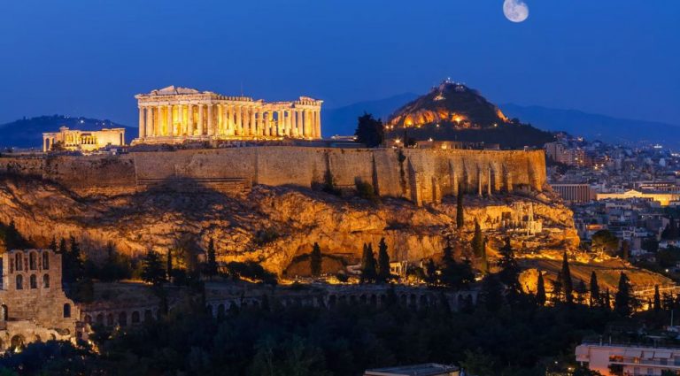 Ночной вид на акрополь в Афинах
