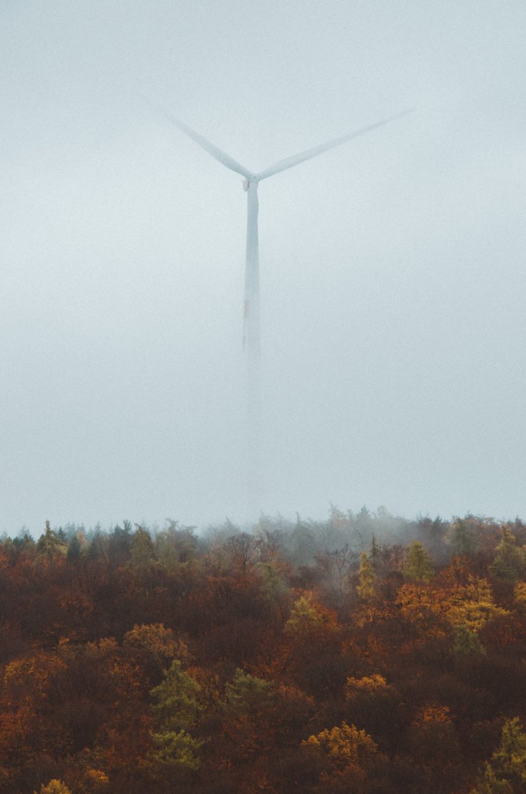 Ветряная электростанция в тумане