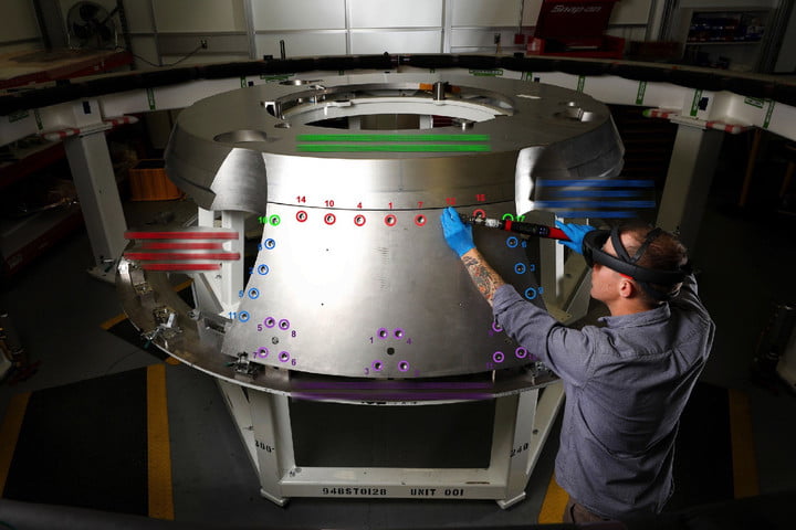 Инженеры в очках Microsoft HoloLens рассматривают макет космического корабля NASA Orion