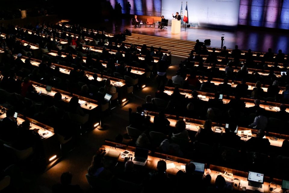 Президент Франции Эммануэль Макрон объявляет «Парижский призыв к доверию и безопасности в киберпространстве» в штаб-квартире ЮНЕСКО в Париже 12 ноября 2018 года.