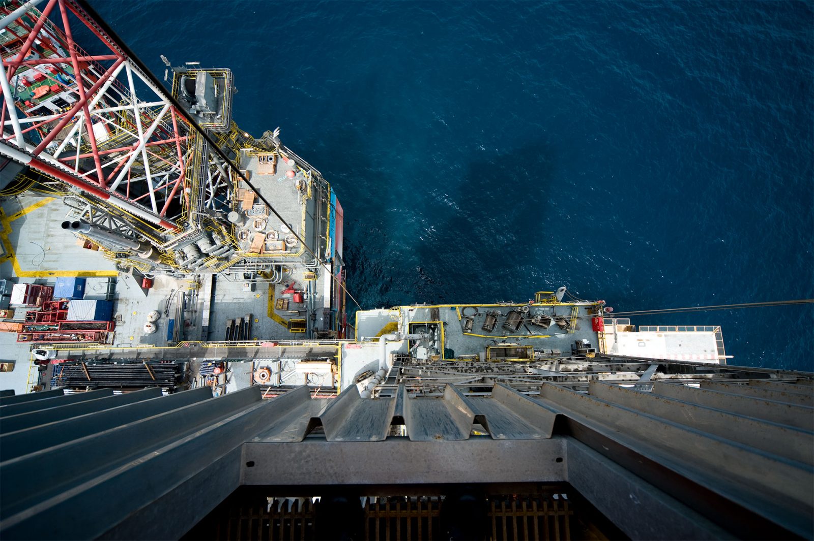 буровая платформа Maersk Drilling в море