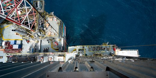 буровая платформа Maersk Drilling в море