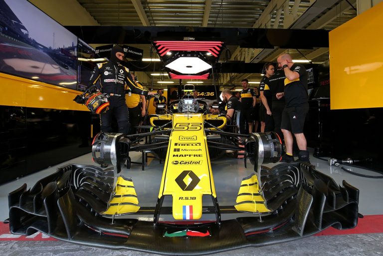 Члены команды Renault Sport Formula One Team, в том числе пилот Карлос Сайнс (слева).