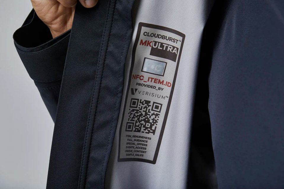 Изнанка куртки с NFC-чипами на блокчейне от Cloudburst из первую в России коллекции подобной одежды