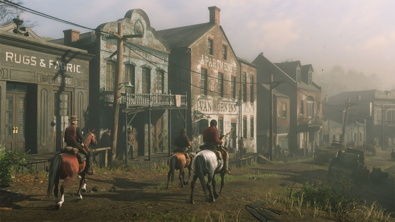Всадники едут по улицам города на Диком ЗАпаде . Сцена из игры Red Dead Online