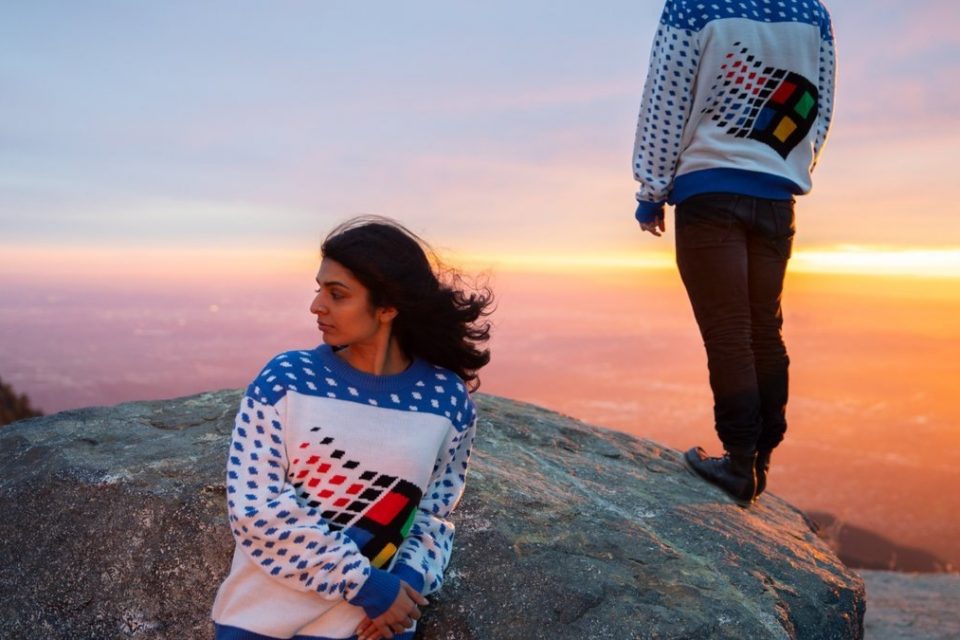 на фоне заката мужчина и женщина одеты в рождественский ретро-свитер в стиле Windows 95