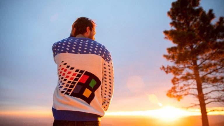 Спина мужчины, который одет в рождественский ретро-свитер в стиле Windows 95