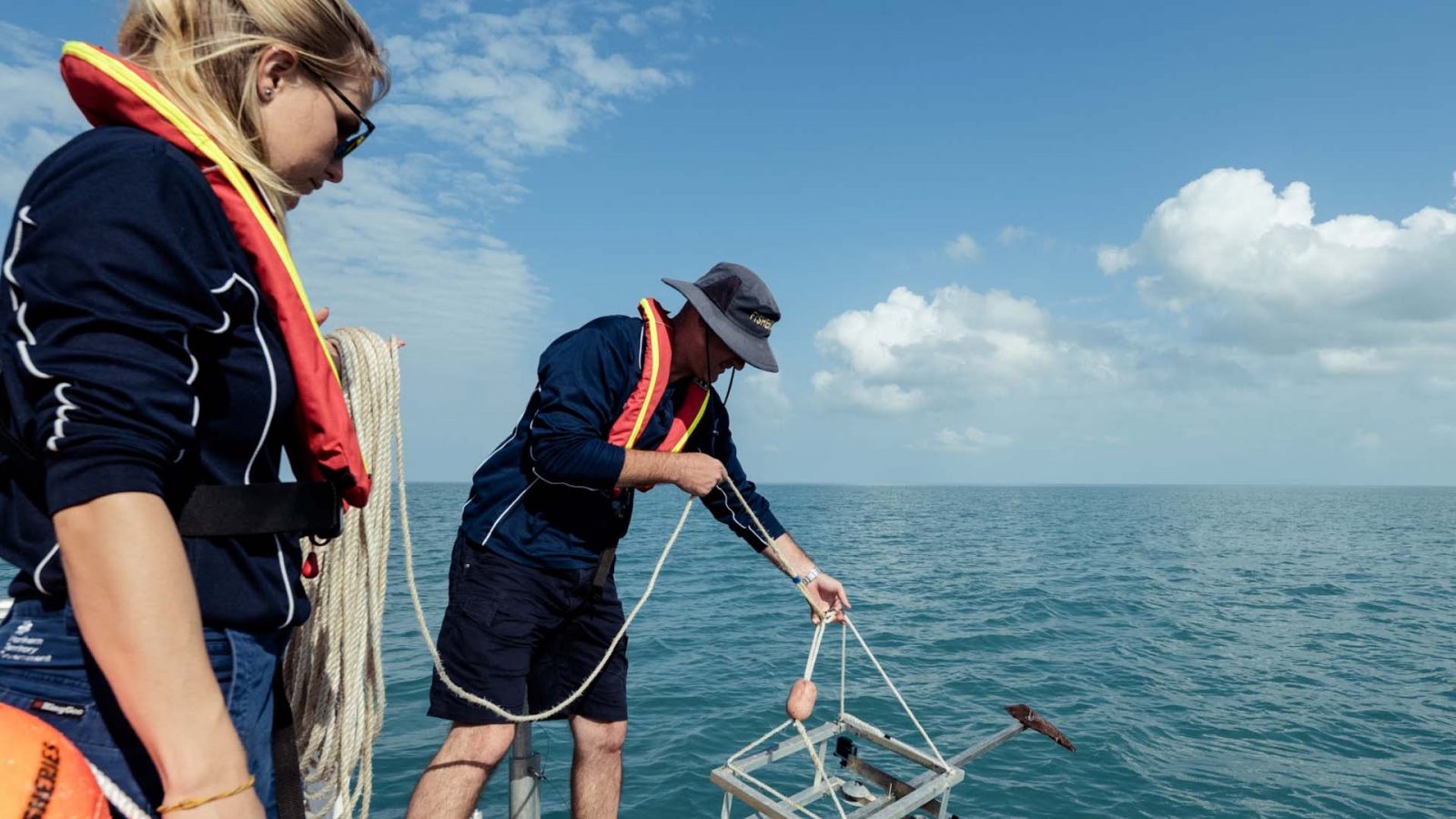 Шейн Пенни, исследователь промысловых рыб, со своей командой практикует подводную съемку с приманкой.