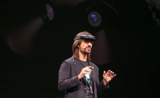 Алекс Кипман представляет HoloLens 2 на сцене MWC в Барселоне