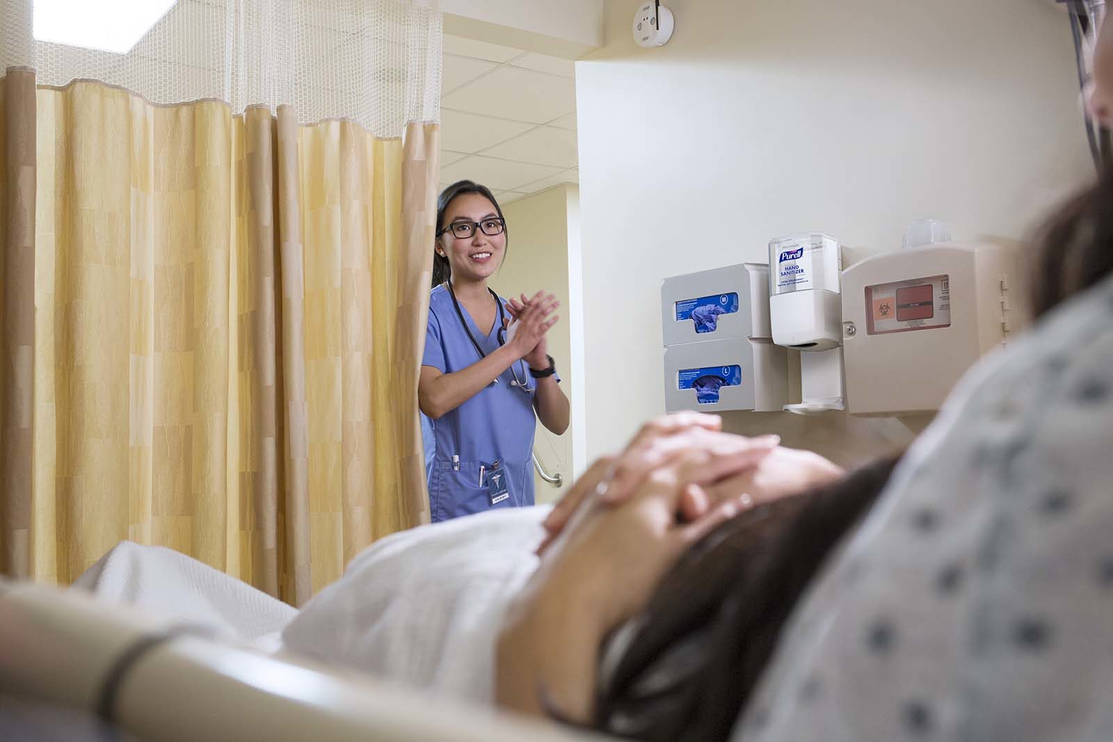 медсестра дезинфицирует руки перед визитом к пациенту (фото GOJO Industries