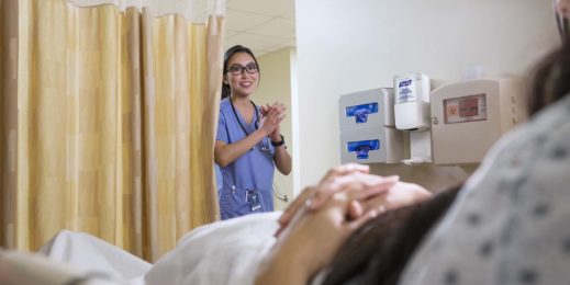медсестра дезинфицирует руки перед визитом к пациенту (фото GOJO Industries