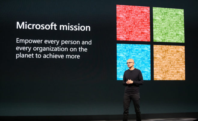 Сатья Наделла, глава Microsoft, на сцене MWC в Барселоне