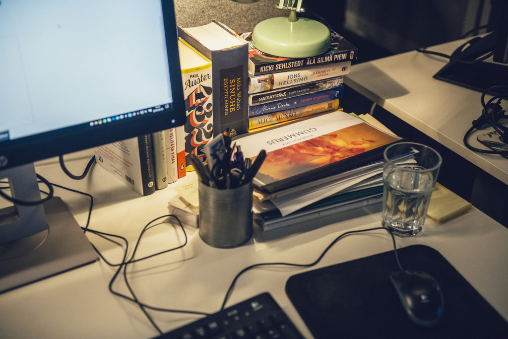 Многие рабочие столы в стокгольмском офисе BookBeat завалены бумажными «аналоговыми» книгами. Фото: Александр Донка для Microsoft.