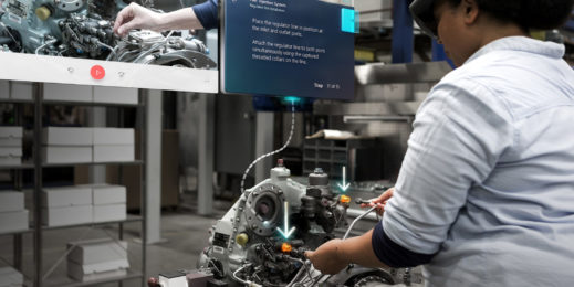 :Женщина в очках HoloLens 2 от Microsoft проводит ремонт двигателя