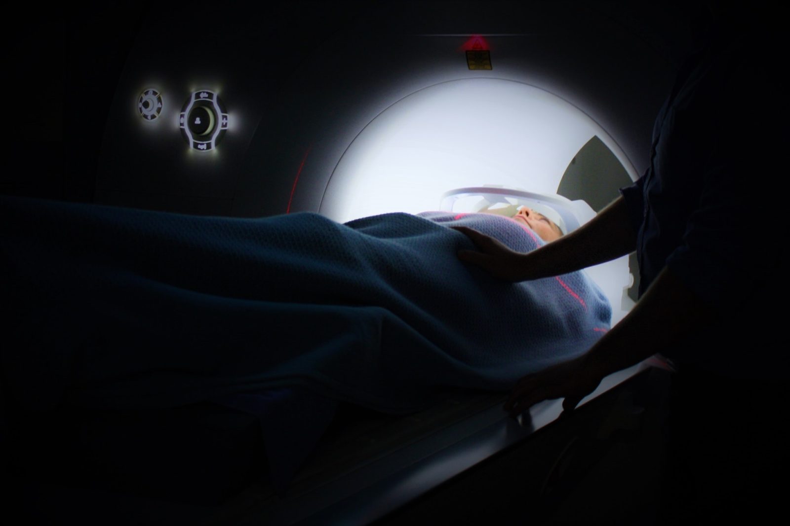 Пациент лежит на кушетке томографа