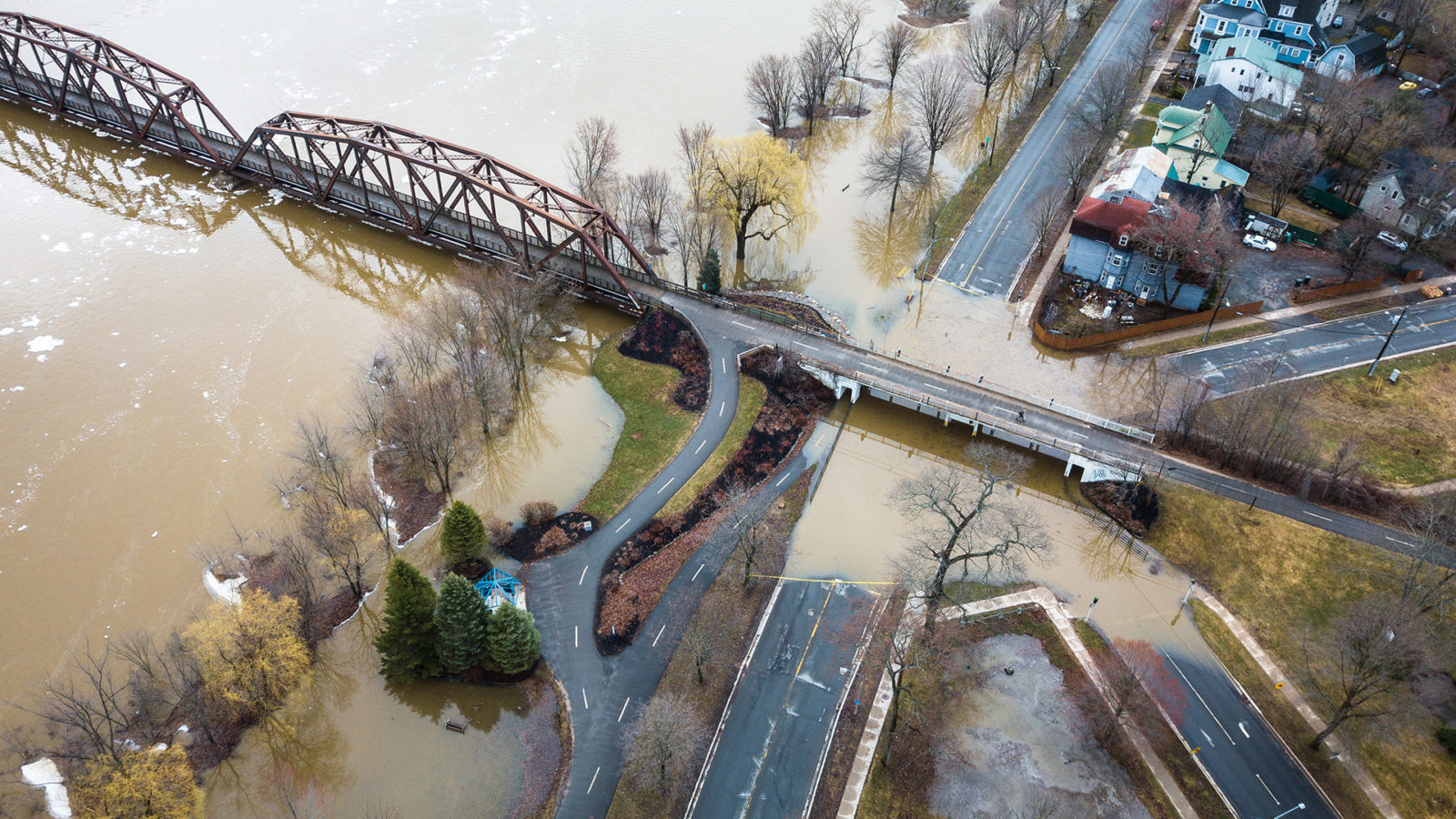 Разлив реки во время половодья затапливает дороги. Вид сверху на шоссе и мост. Фото Getty Images.