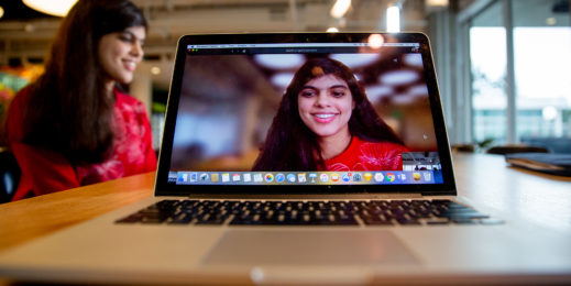 инженер-программист Света Мачанаваджхала демонстрирует функцию размытого фона в приложении Microsoft Teams в Редмонде, Вашингтон, кампус Microsoft. Фото Скотт Эклунд/ Red Box Pictures.